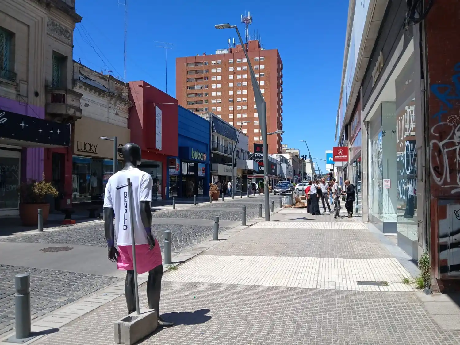 En medio de un contexto de crisis, observaron una “transformación” en el centro comercial tandilense.