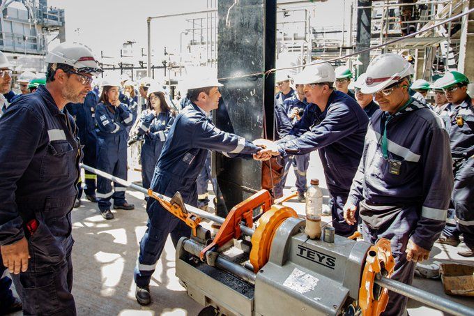 Kicillof visitó una refinería en Campana