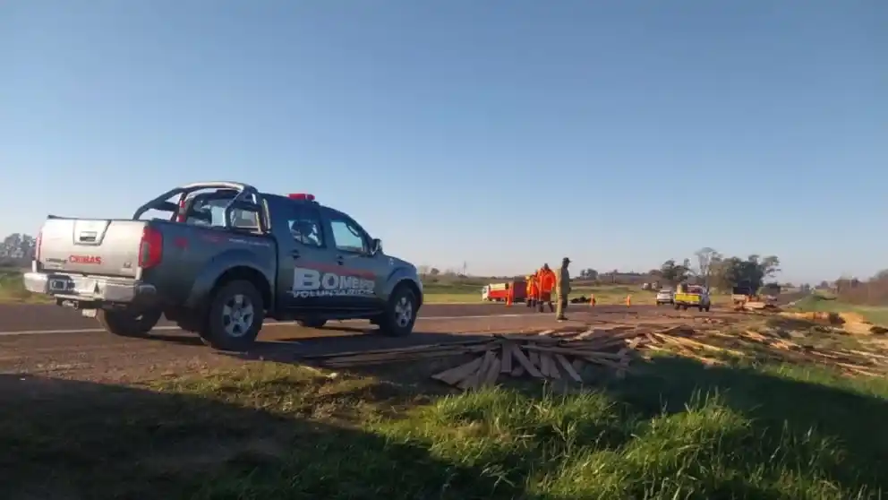 Camión volcó su carga de maderas en la Autovía Artigas y complicó el tránsito
