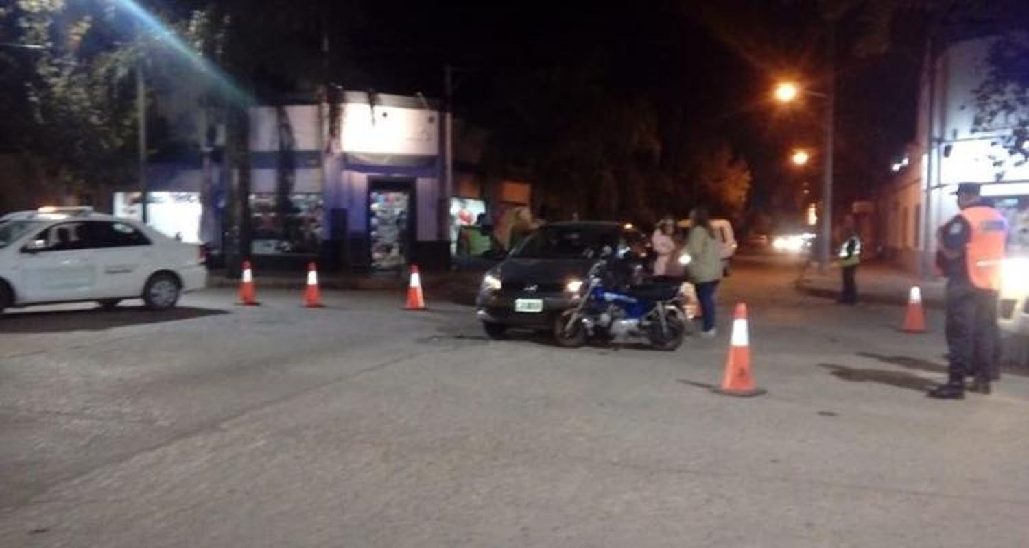 Motociclista sufrió lesiones leves tras chocar contra un auto