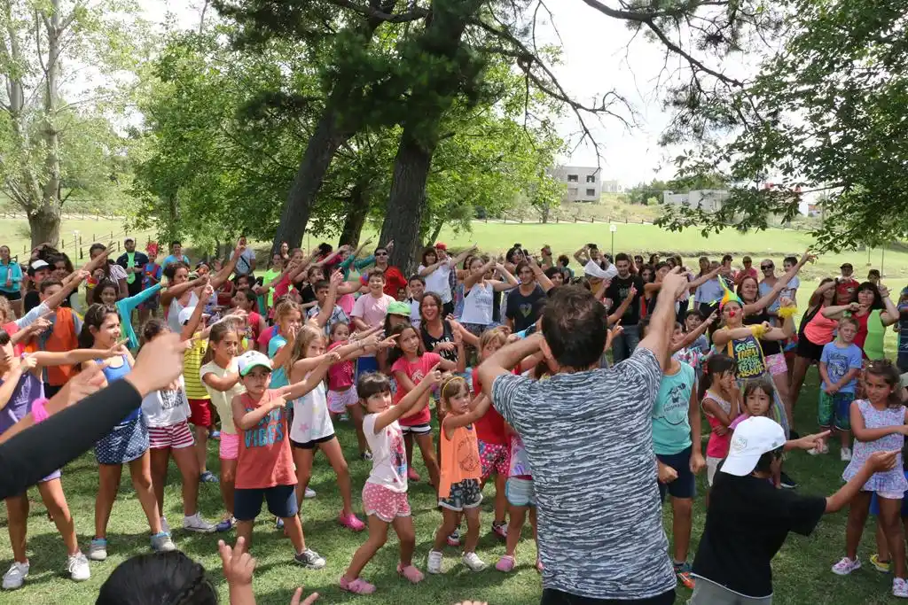 Disfrutaron  a pleno sol del colorido cierre de Escuelas Abiertas en Verano
