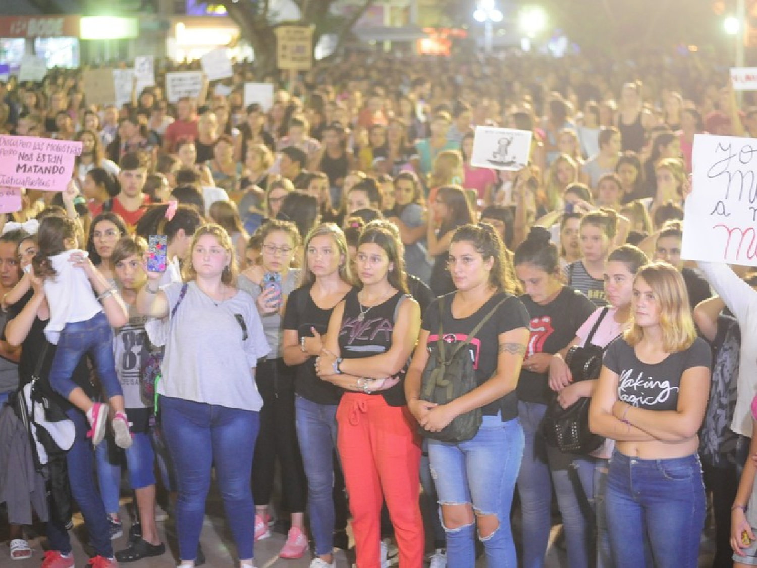 Cientos de vecinos marchan para pedir Justicia por el femicidio de Agustina