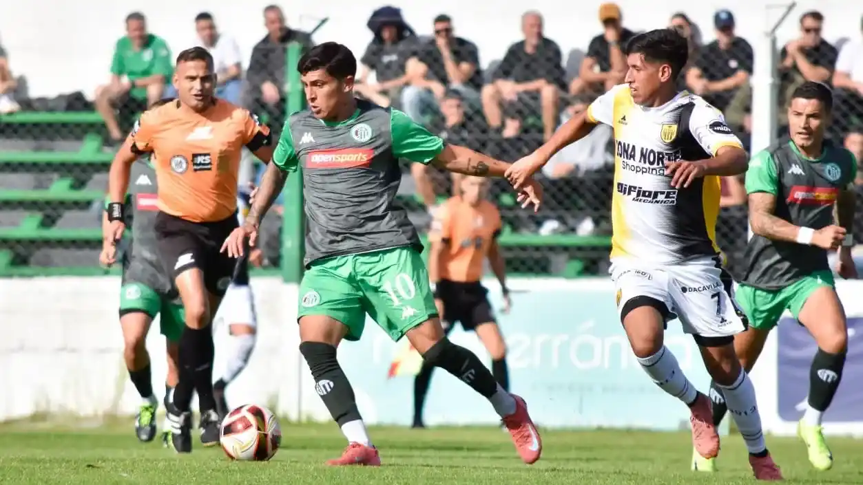 FOTO SANTA                  (((((      FOTOS DE PRENSA KIMBERLEY y DIARIO LA CAPITAL        )))))
Vella maneja el balón ante la marca de Chávez.