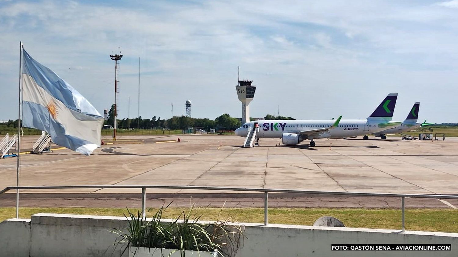 ¿Recuerdo del futuro? Dos aviones de la low-cost SKY Airline coinciden en el aeropuerto de Resistencia
