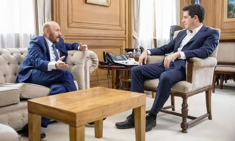 A horas del cierre de alianzas Eduardo 
de Pedro se reunió con Gildo Insfrán