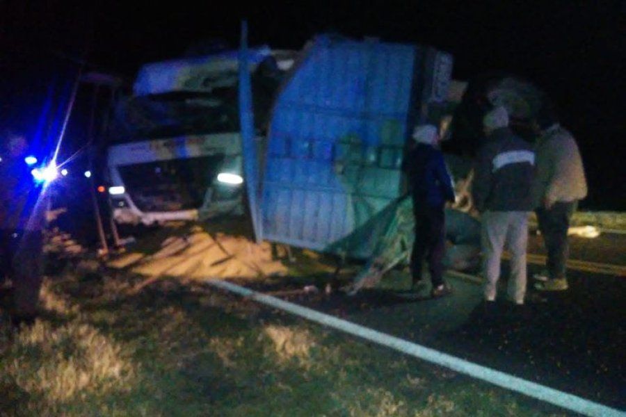Accidente fatal en la Ruta Nacional 33: dos camiones chocaron de frente y uno de los conductores murió