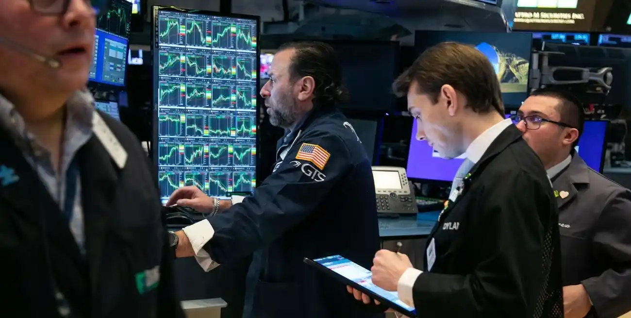 Los típicos corredores de bolsa de Wall Street en Nueva York. Foto: Xinhua.