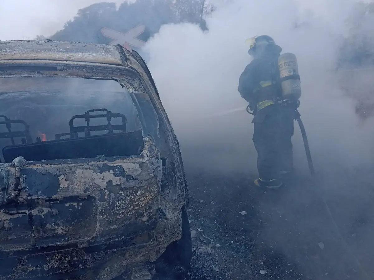 Un Citroën C3 se prendió fuego por completo en un camino rural entre Aurelia y Susana