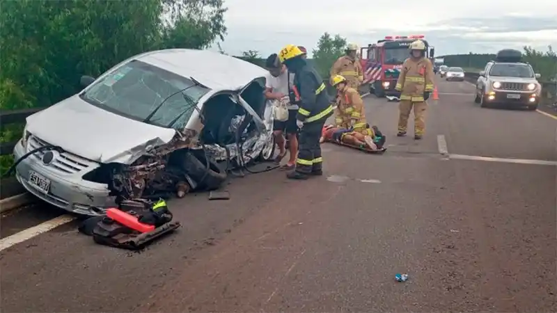 Cuatro heridos tras chocar su auto contra la cabecera de un puente en la Ruta 14