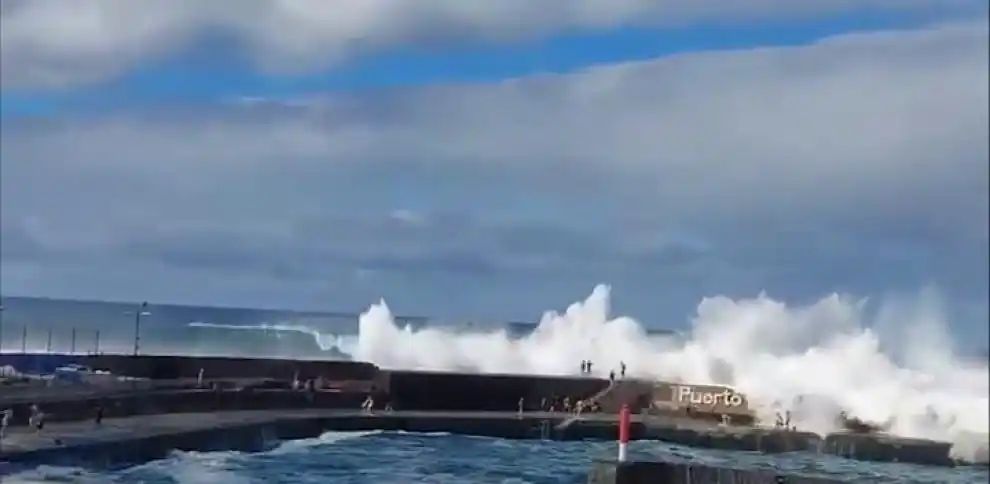 Ola gigante en Puerto de la Cruz, Tenerife