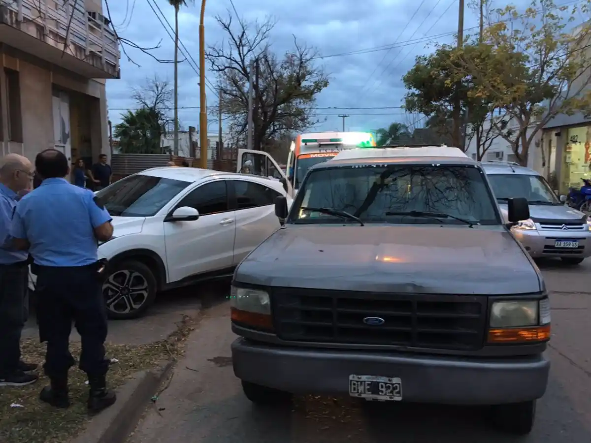 Se habría descompensado y chocó dos camionetas estacionadas 