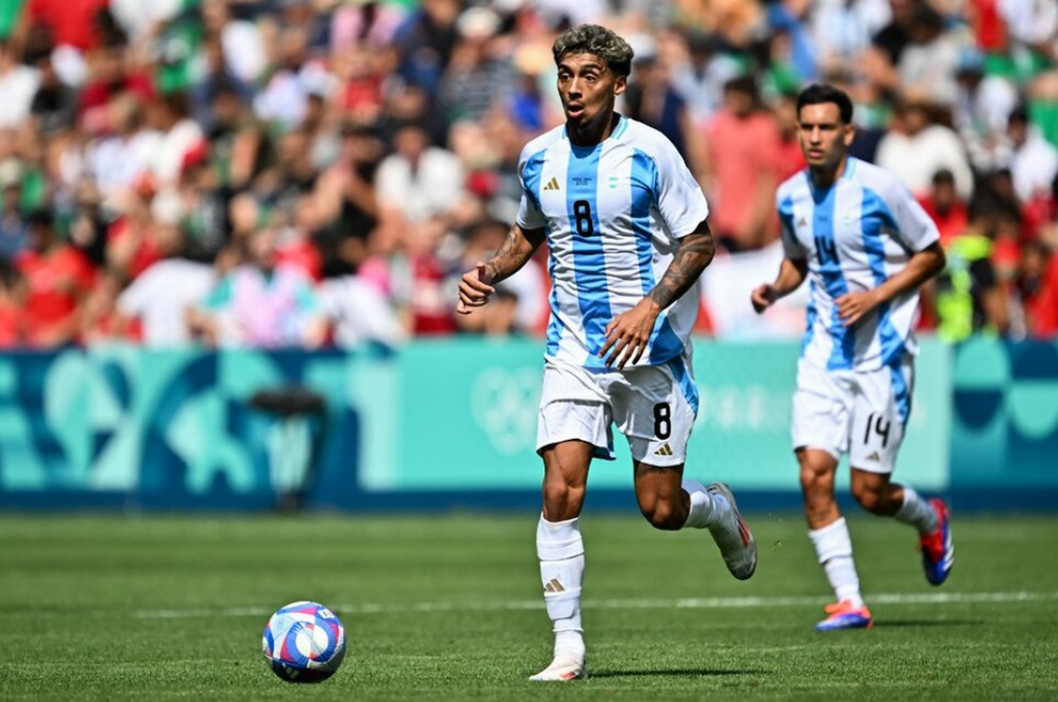Cristian Medina corre con la pelota en Argentina vs Marruecos París 2024. Imagen: AFP
