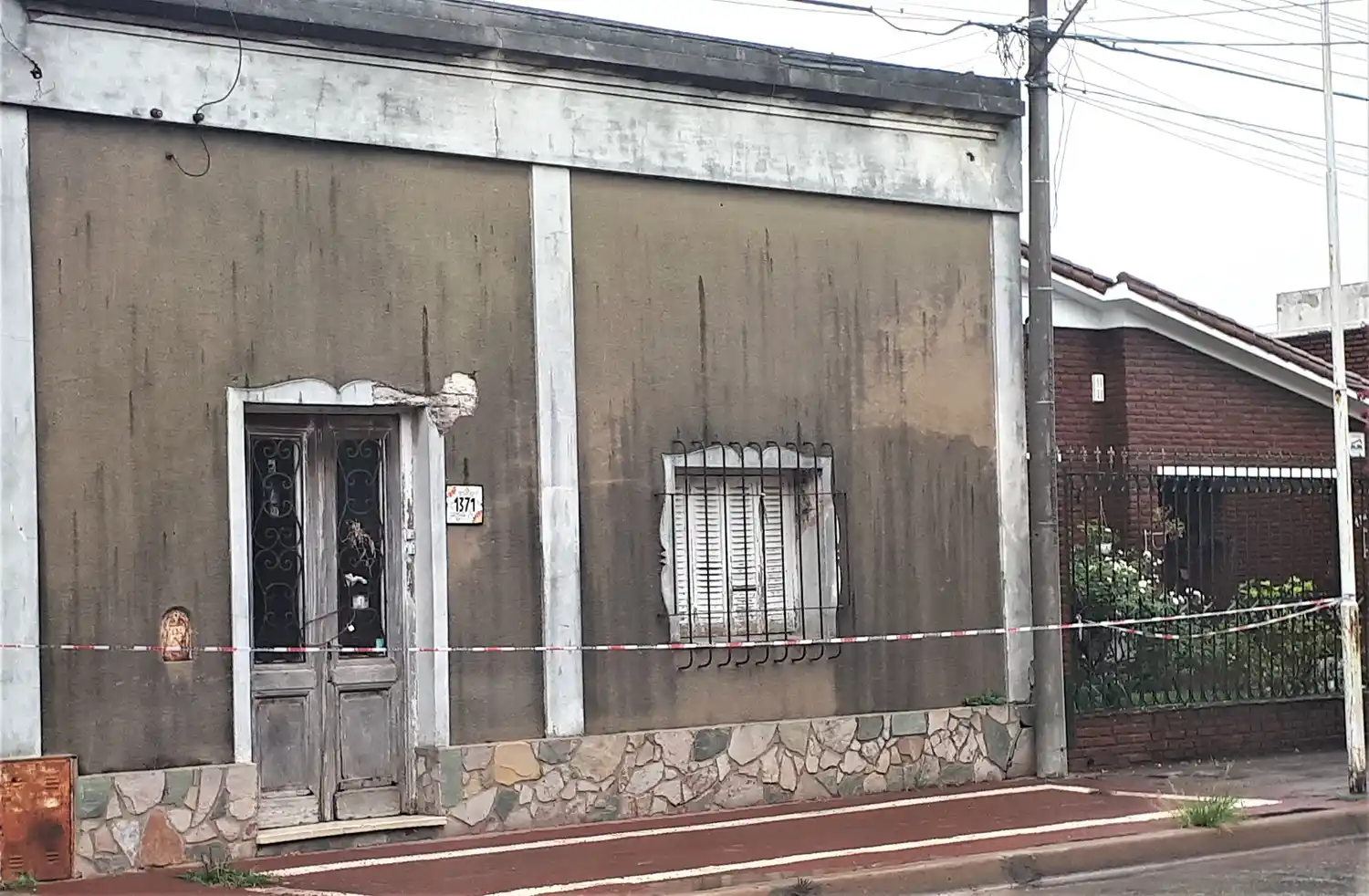 El Municipio intervino ante el riesgo de derrumbe en una vivienda de Belgrano 1300 y la familia evacuada pidió colaboración