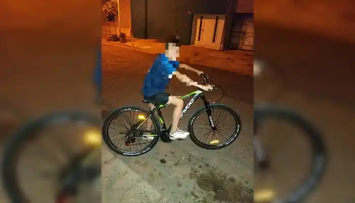 Le robaron la bici a un adolescente mientras jugaba al fútbol en el “campito”