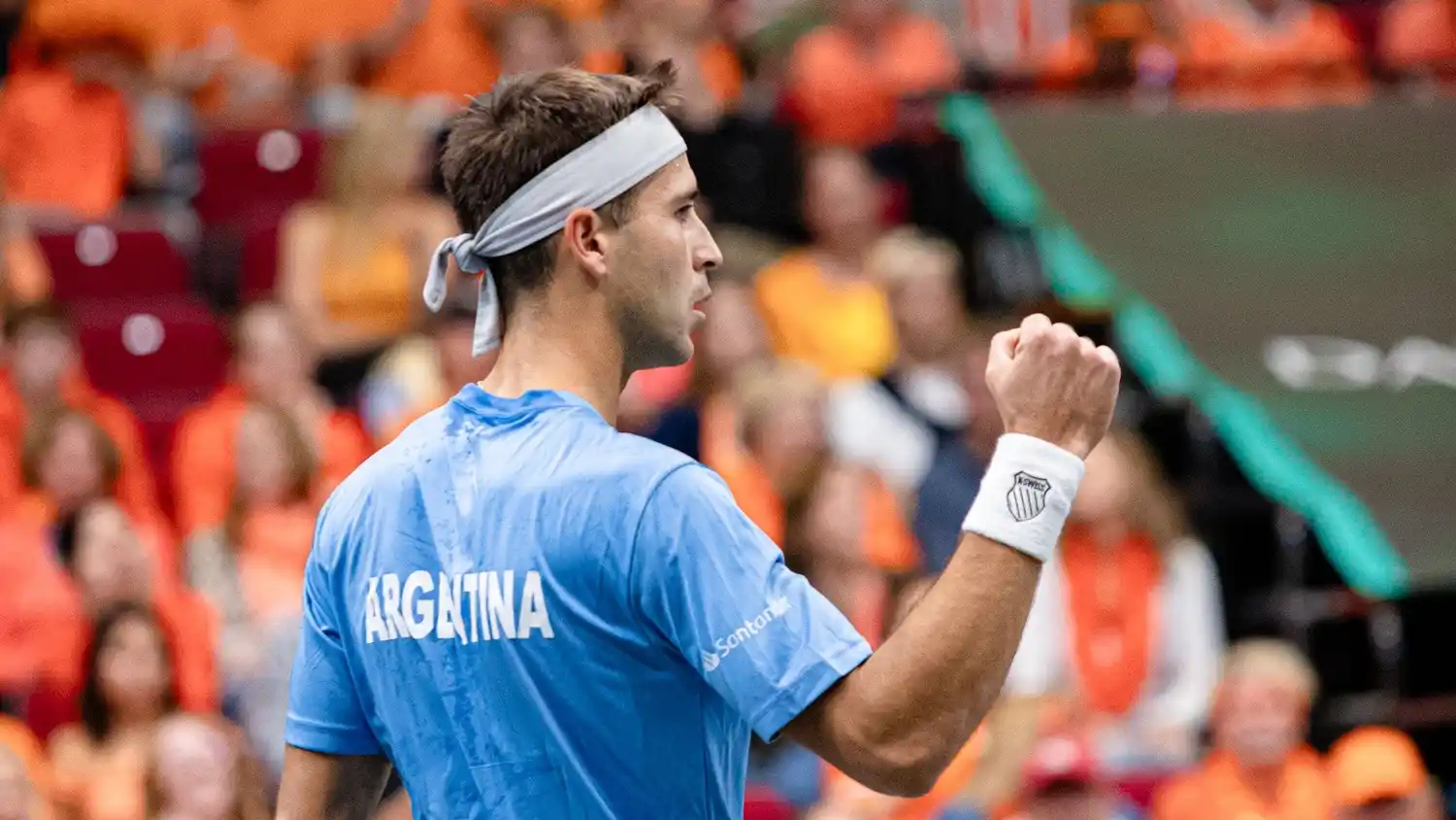 Tomás Etcheverry pone en ventaja a Argentina ante Países Bajos por la Copa Davis