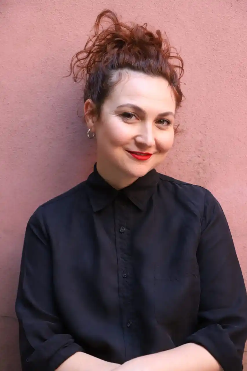 Conjuga la actuación con el maquillaje y peinando como maneras de expresar la creatividad