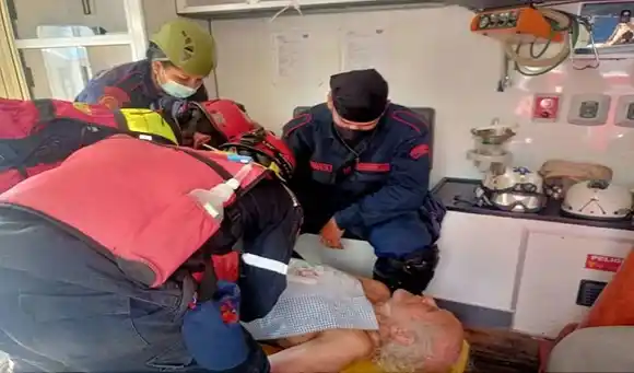 ¡LO LOCALIZAN CON LA ESPOSA MUERTA A SU LADO! Rescatan desnutrido en su apartamento a profesor de la ULA