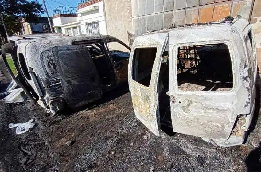 Zona oeste: incendiaron tres utilitarios y un comerciante ayudó a combatir el fuego