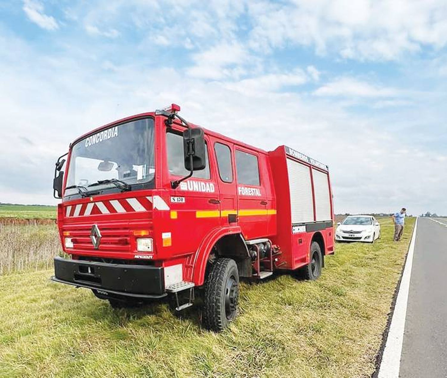 Bomberos Voluntarios  recibió la nueva unidad  con una caravana