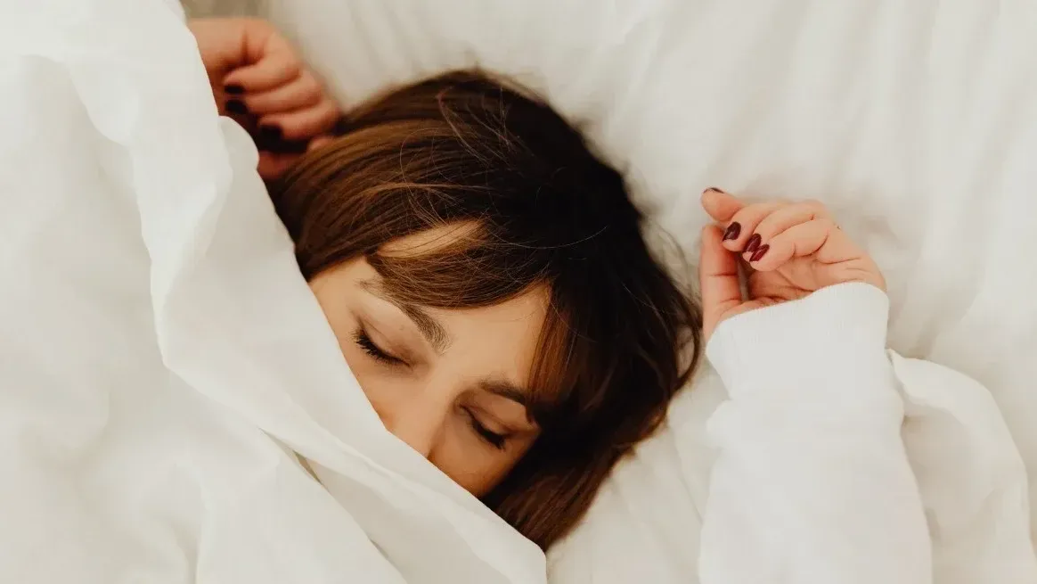 Crear un ambiente oscuro y silencioso favorece un descanso reparador.