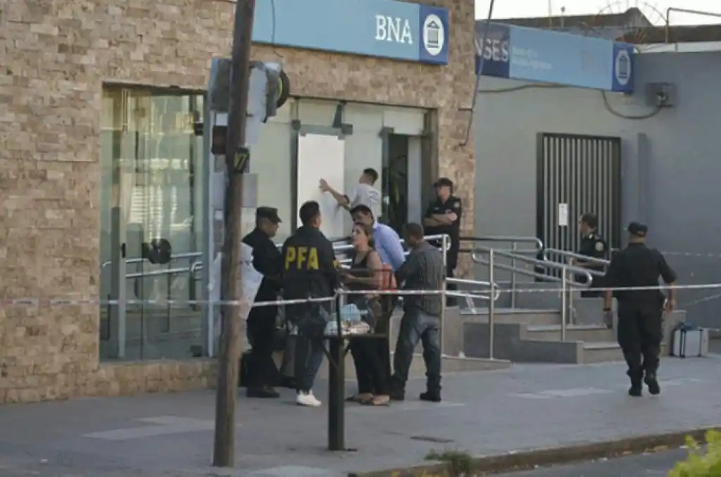 Policía detenida por encubrir a un imputado por el crimen del cajero