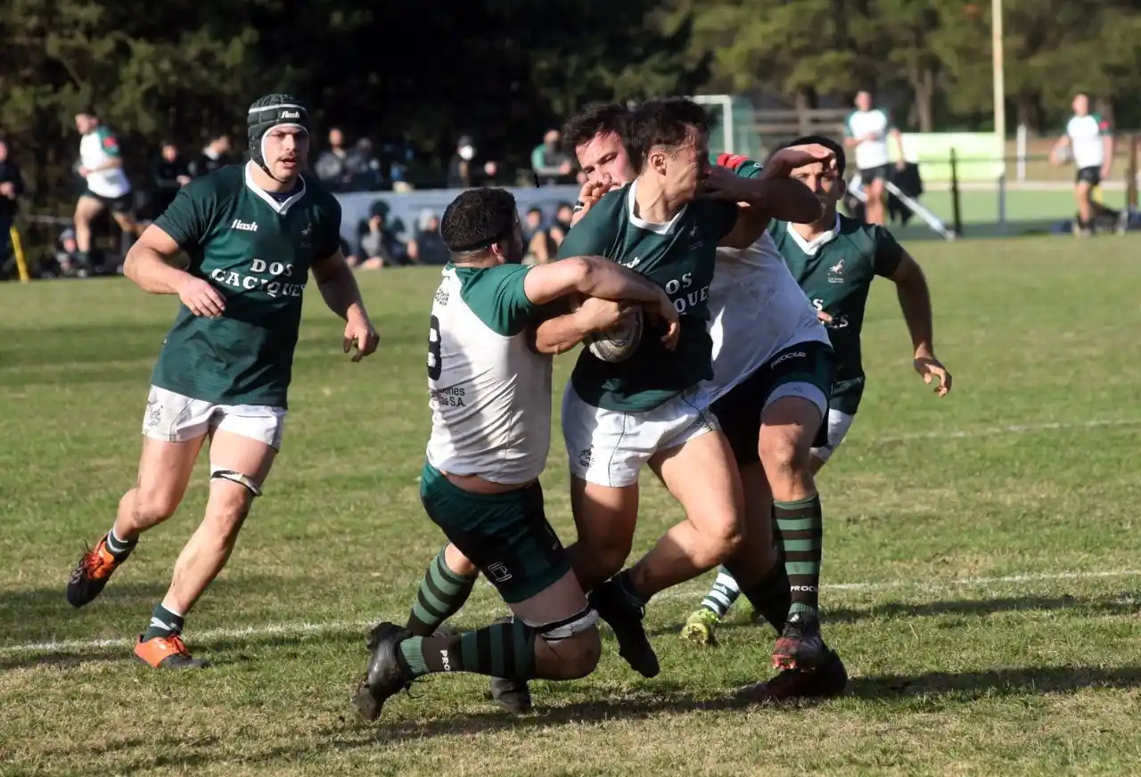 Tomás Villamor intenta quebrar la defensa marplatense.