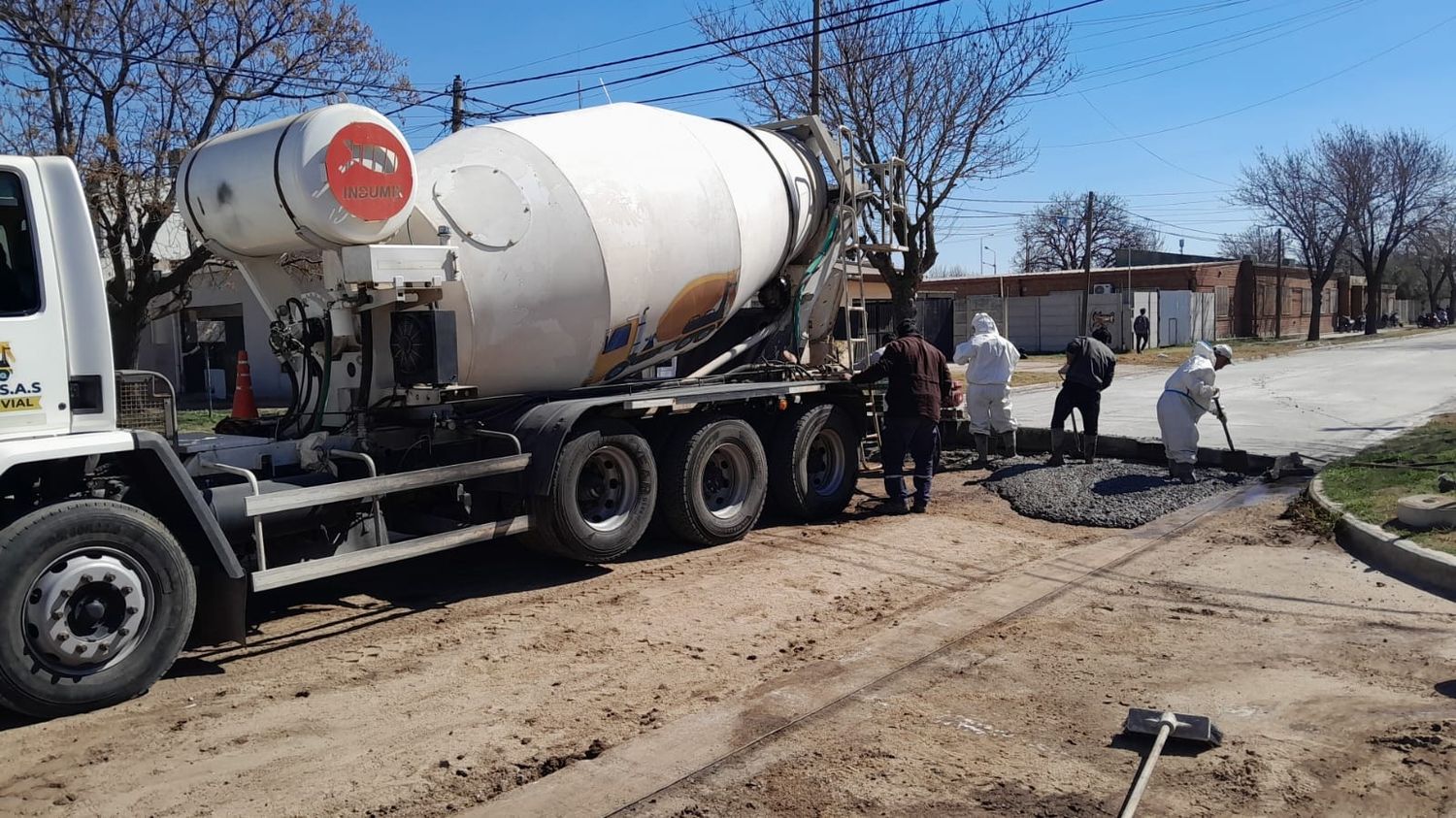 Las cuadrillas trabajaron en movimiento de suelo para obra de pavimento en Italia, entre Leoncio de la Barrera y Basualdo.Foto: MVT