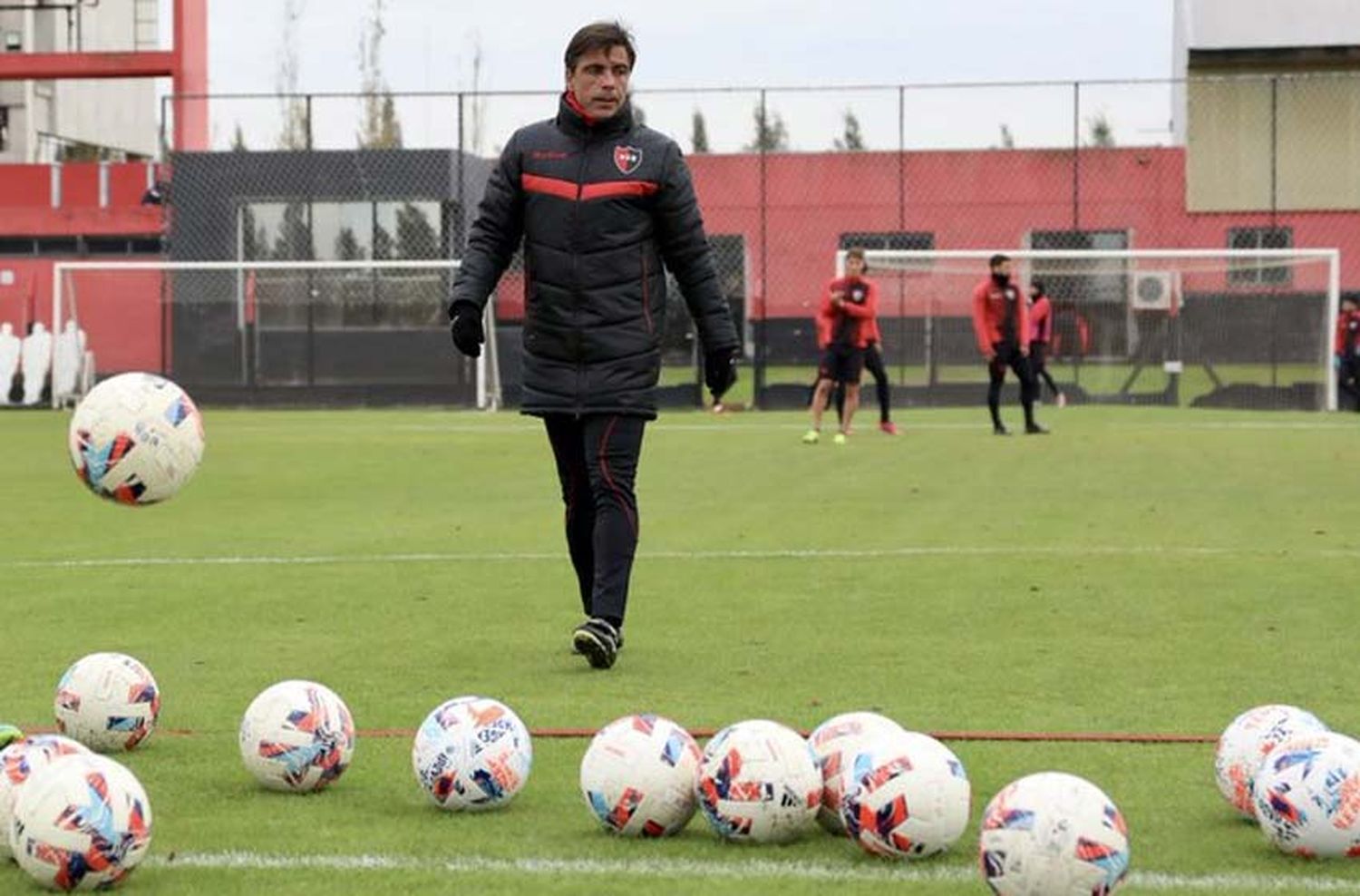 A armar el rompecabezas: Sanguinetti probó a varios juveniles en el equipo para debutar ante Banfield