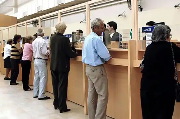 El Gobierno oficializó el pago de un bono de $70.000 para jubilados y pensionados de la ANSES