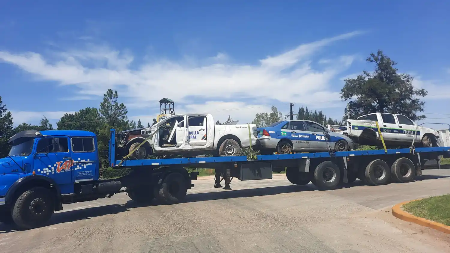 Cementerio de patrulleros: parecen chatarra pero los trasladaron para darlos de baja