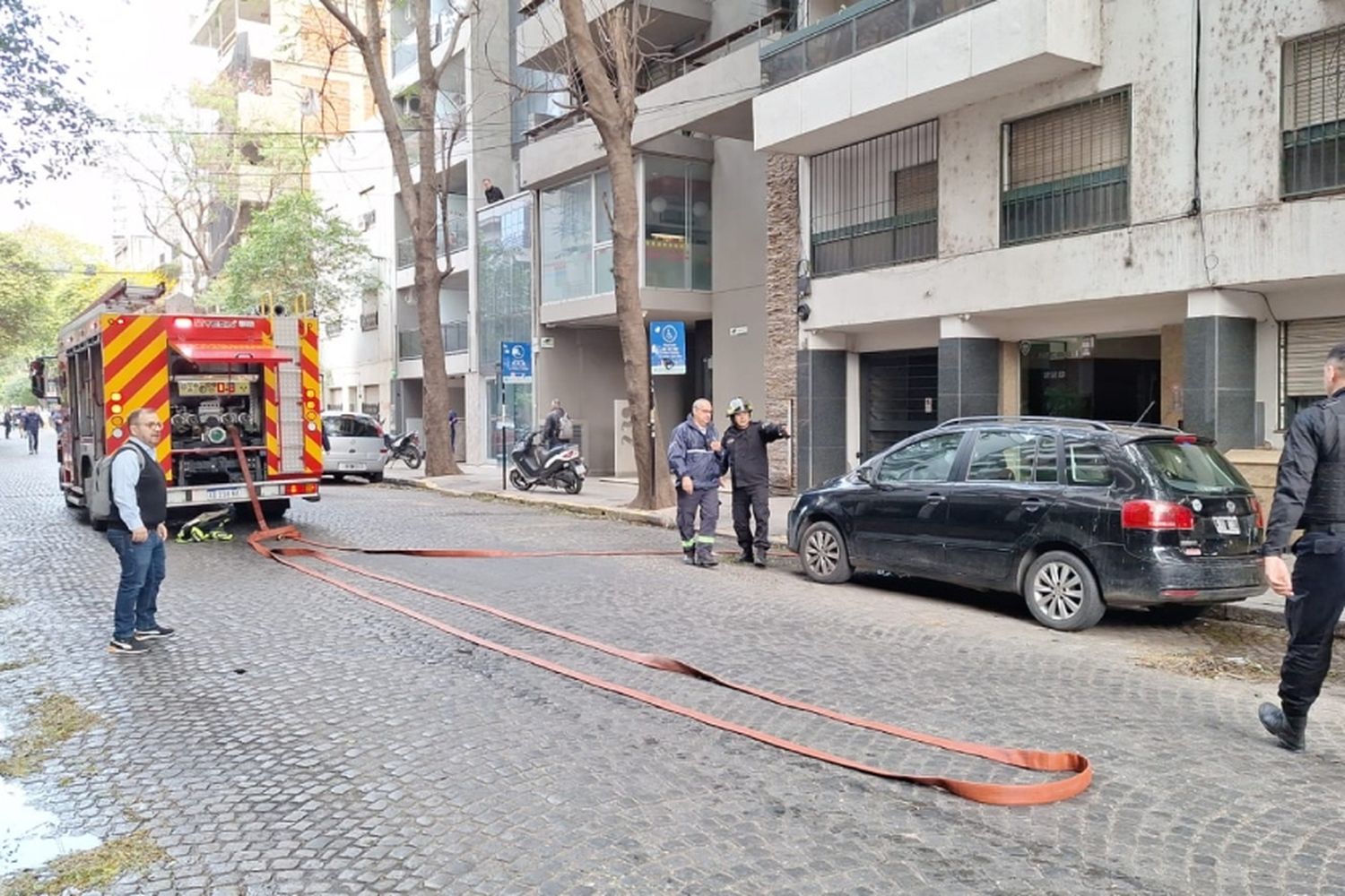 Evacuaron un edificio un edificio de Dorrego al 200  por el incendio de un ascensor