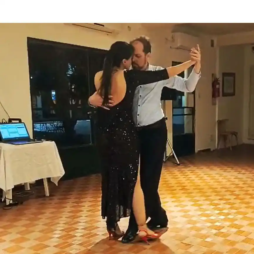 Las clases de baile están a cargo de Ariel Delaloye y Alejandra Gómez.