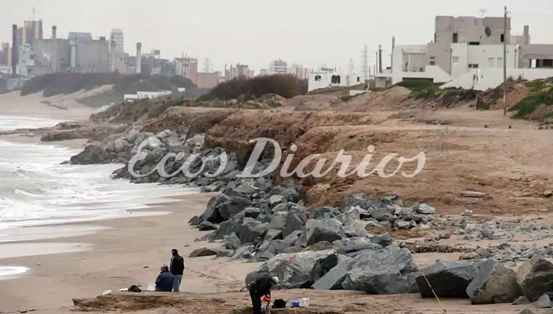 Continúa achicándose el ancho de la playa en Quequén