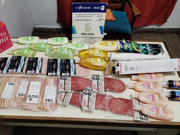 Picada clandestina: se llevó bandejas de fiambre escondidas entre sus prendas