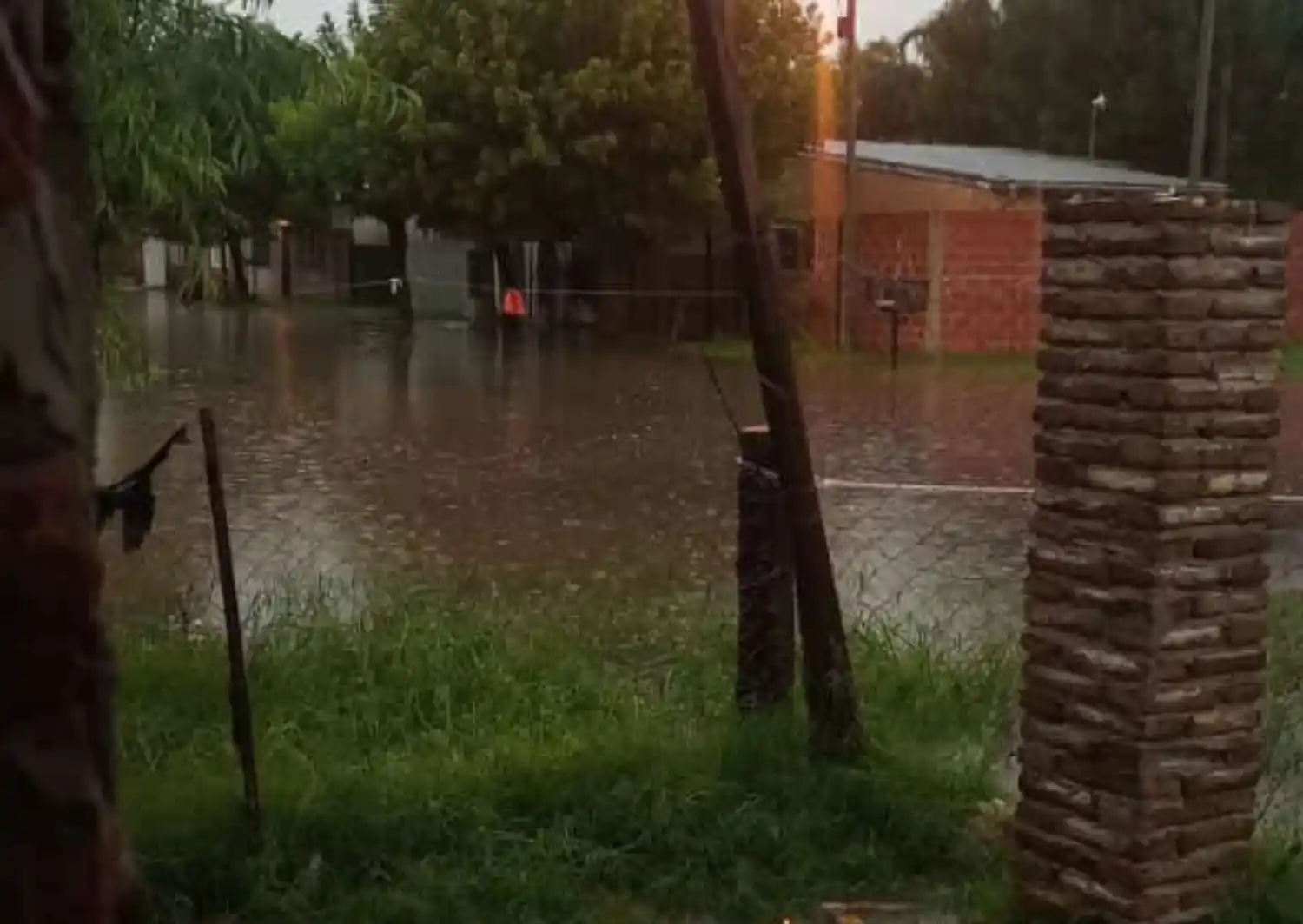 Calles desbordadas de agua en Hermano Indio y Auli