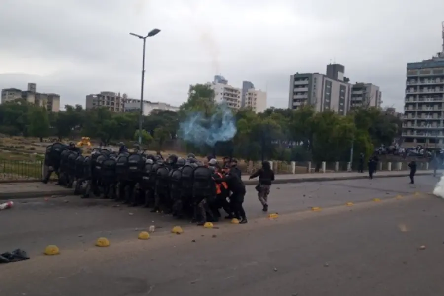 Serios incidentes en Jujuy: quisieron prender fuego la Legislatura mientras se trataba la reforma Constitucional