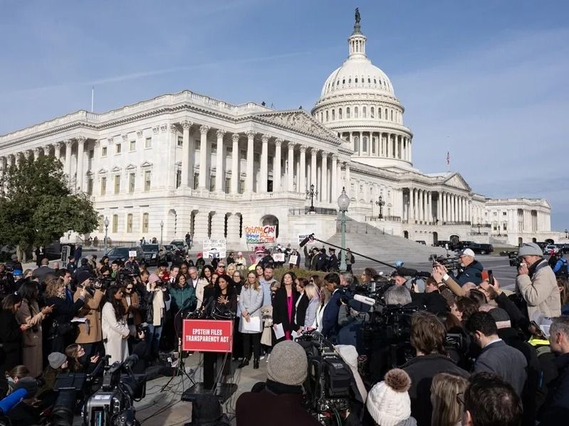 Sobrevivientes de abuso hablan durante una conferencia de prensa en el Capitolio de los Estados Unidos en Washington