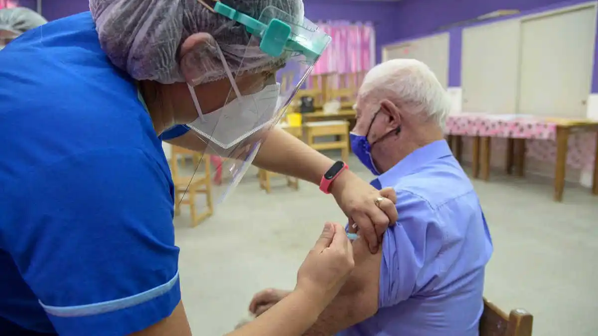 Adultos mayores de las residencias recibieron 
la vacuna antigripal y la 4.a dosis de covid-19