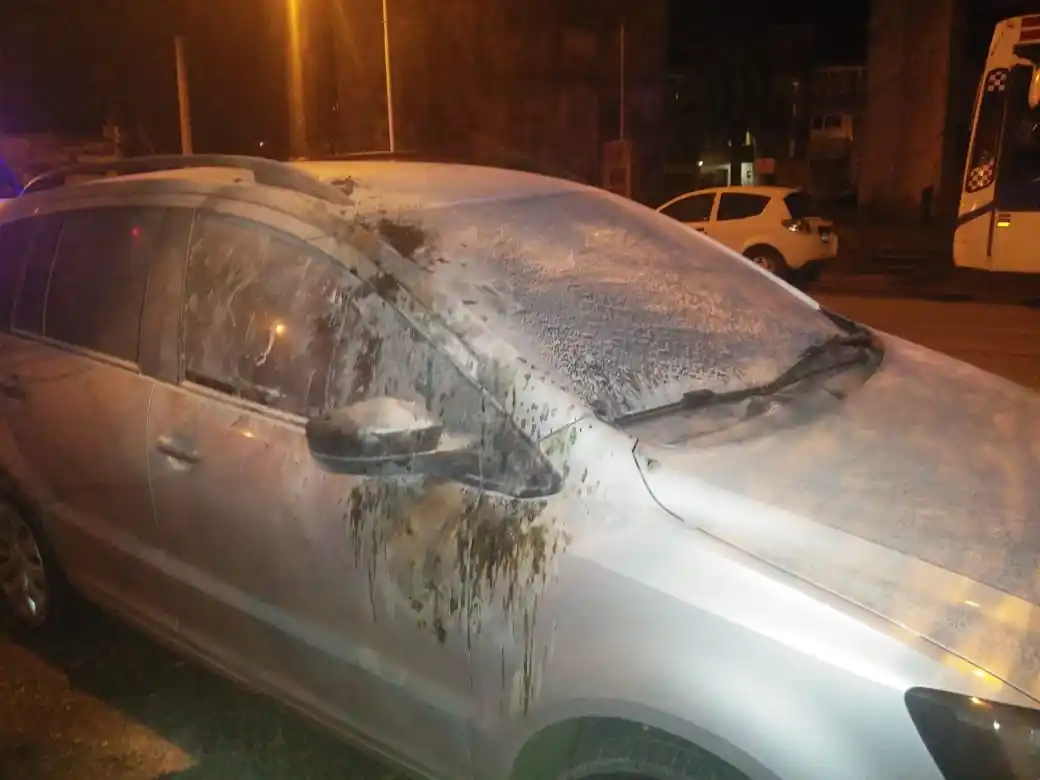 Le tiraron un colchón arriba de su auto y lo prendieron fuego