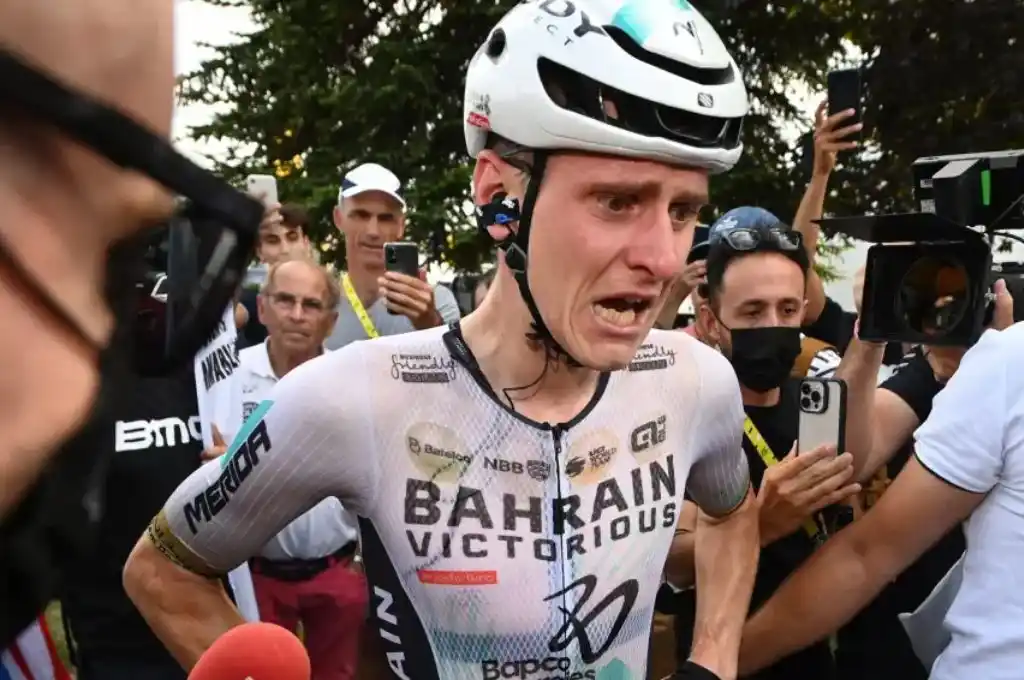 El incidente ocurrió en el momento más duro de la etapa 17 para el español.