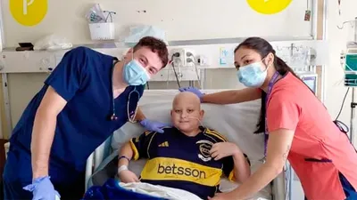 Un chiquito entrerriano con leucemia recibió la camiseta de Boca firmada por sus ídolos
