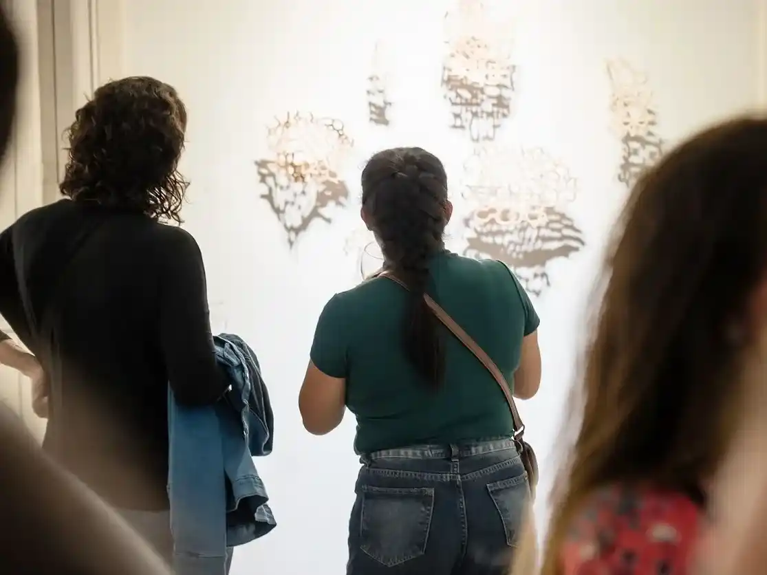 Aura inaugura una nueva exposición de arte contemporáneo