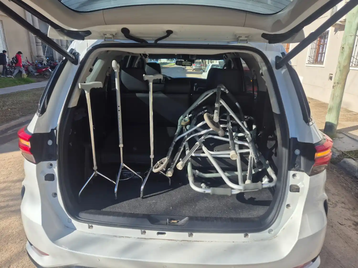 Sillas de rudas y bastones para donar-