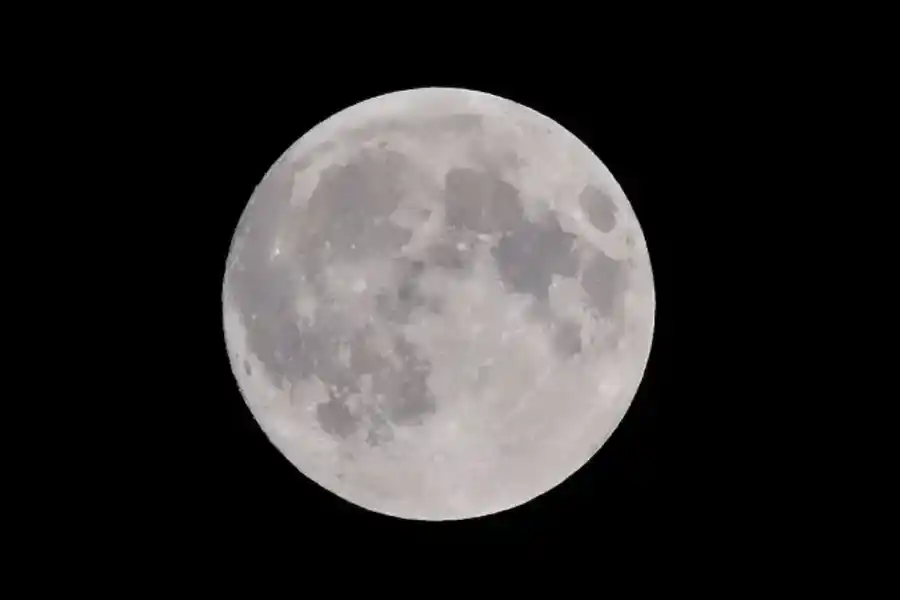 La NASA fotografió un objeto con forma de 'tabla de surf' sobrevolando la Luna