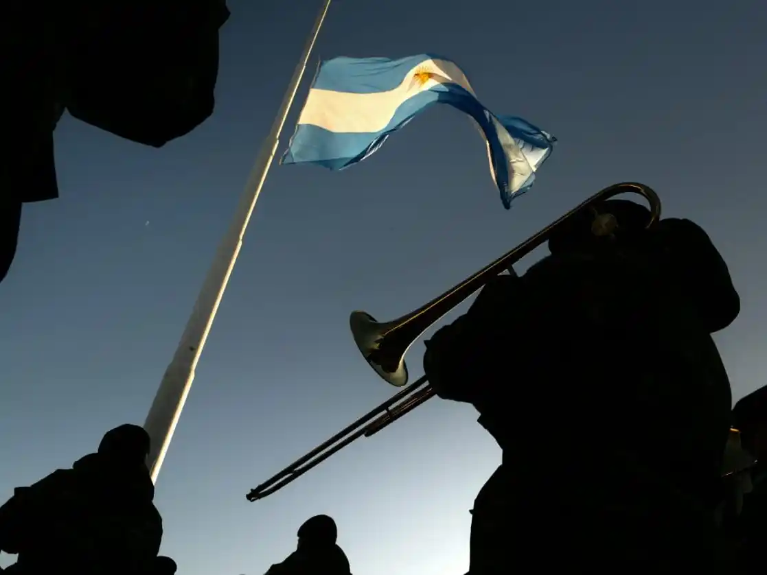 Día de la Bandera en Tandil: así fue el izamiento especial en la cima del Parque Independencia