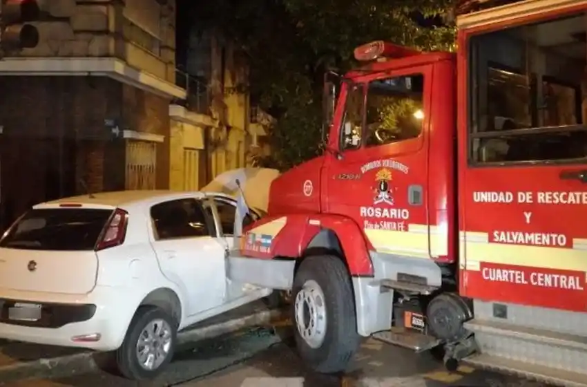 Fuerte choque entre un auto y un camión de bomberos que viajaba a apagar un incendio
