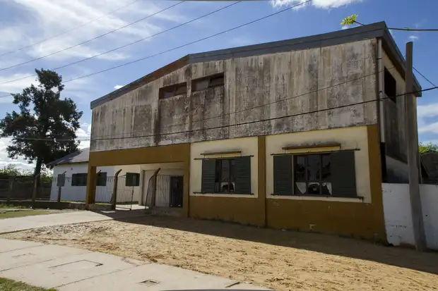 A una maestra le rompieron el tabique de una pedrada en la escuela