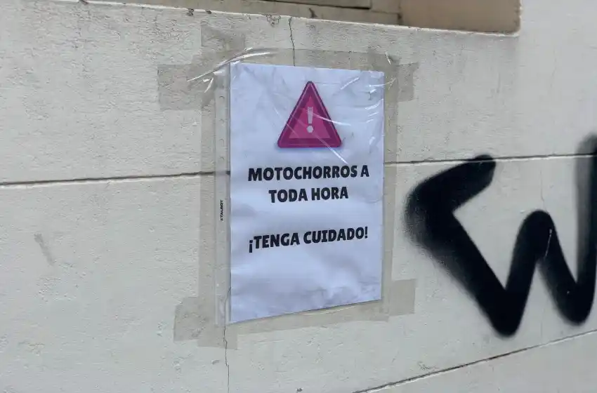 «Cuidado, motochorros a toda hora»: hartos de la inseguridad, vecinos del centro pegaron carteles para alertar por los robos
