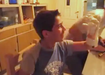 La felicidad de Felipe con su nueva mano impresa en 3D