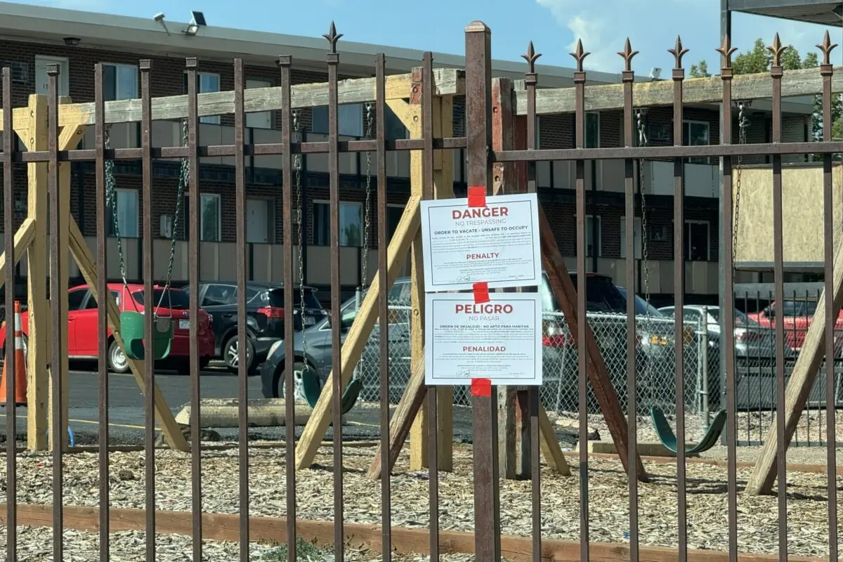 FAMOSO EDIFICIO AURORA en Colorado invadido por migrantes fue desalojado: sacaron a 50 FAMILIAS, entre ellas venezolanas